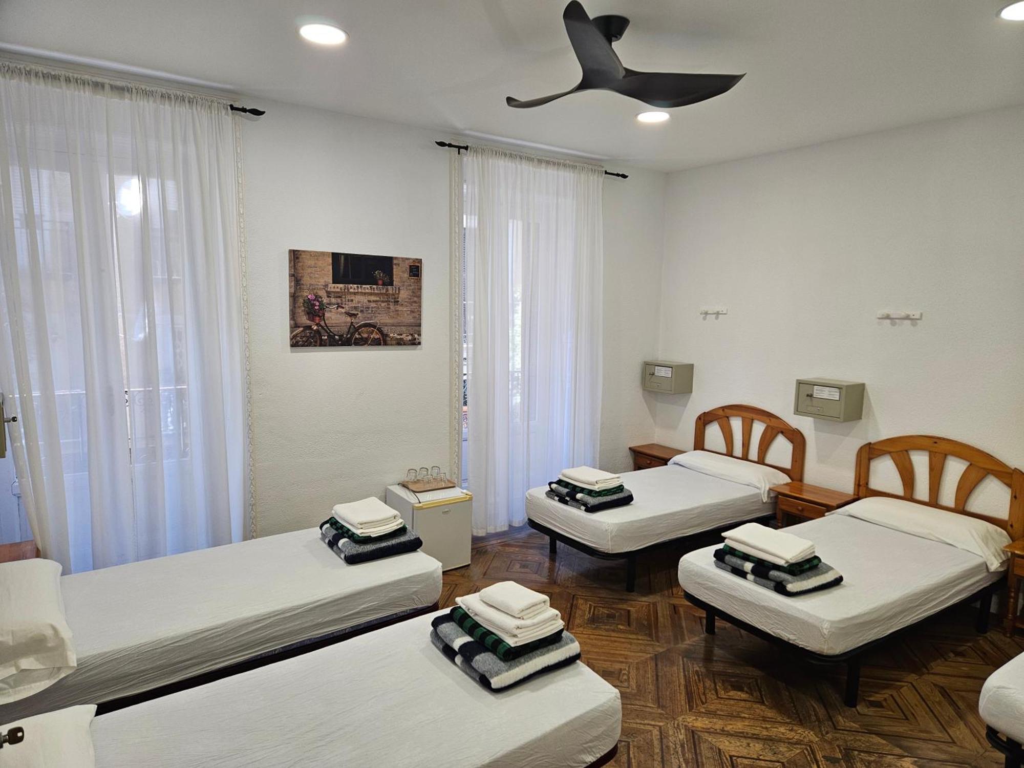 Hostal Miralva Madrid Kültér fotó